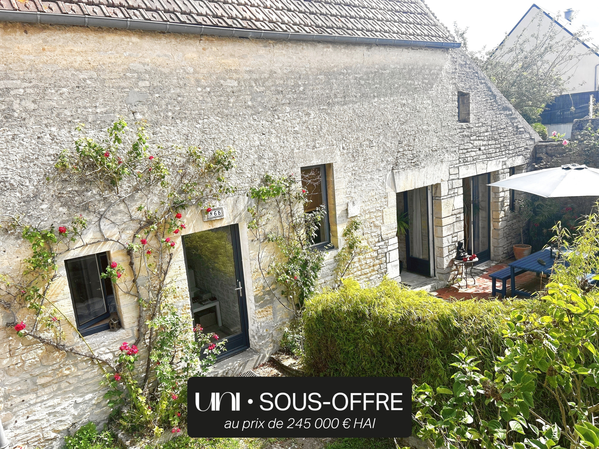 Charmante maison en pierre 103 m2 dans le coeur du bourg de Creully.