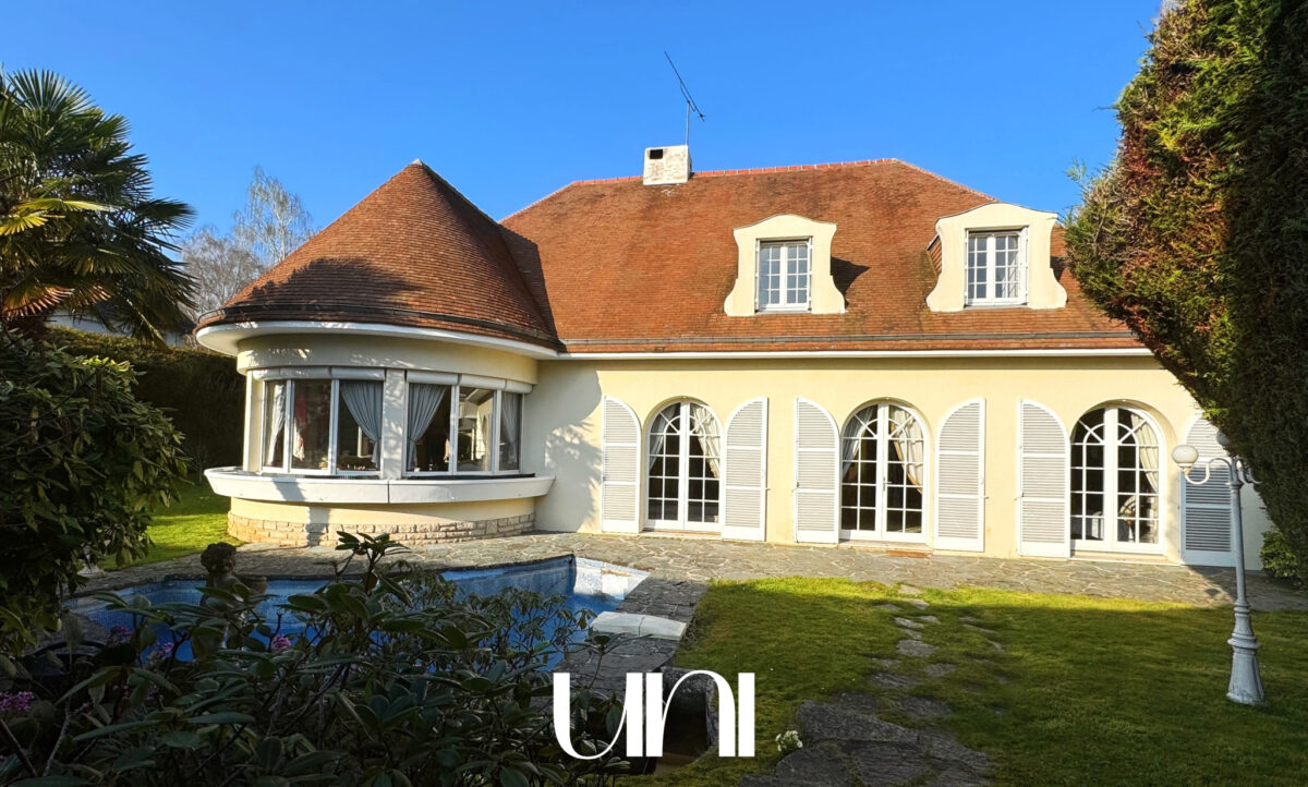 Maison T10 de 300 m2 avec piscine et terrain de 1056 m2