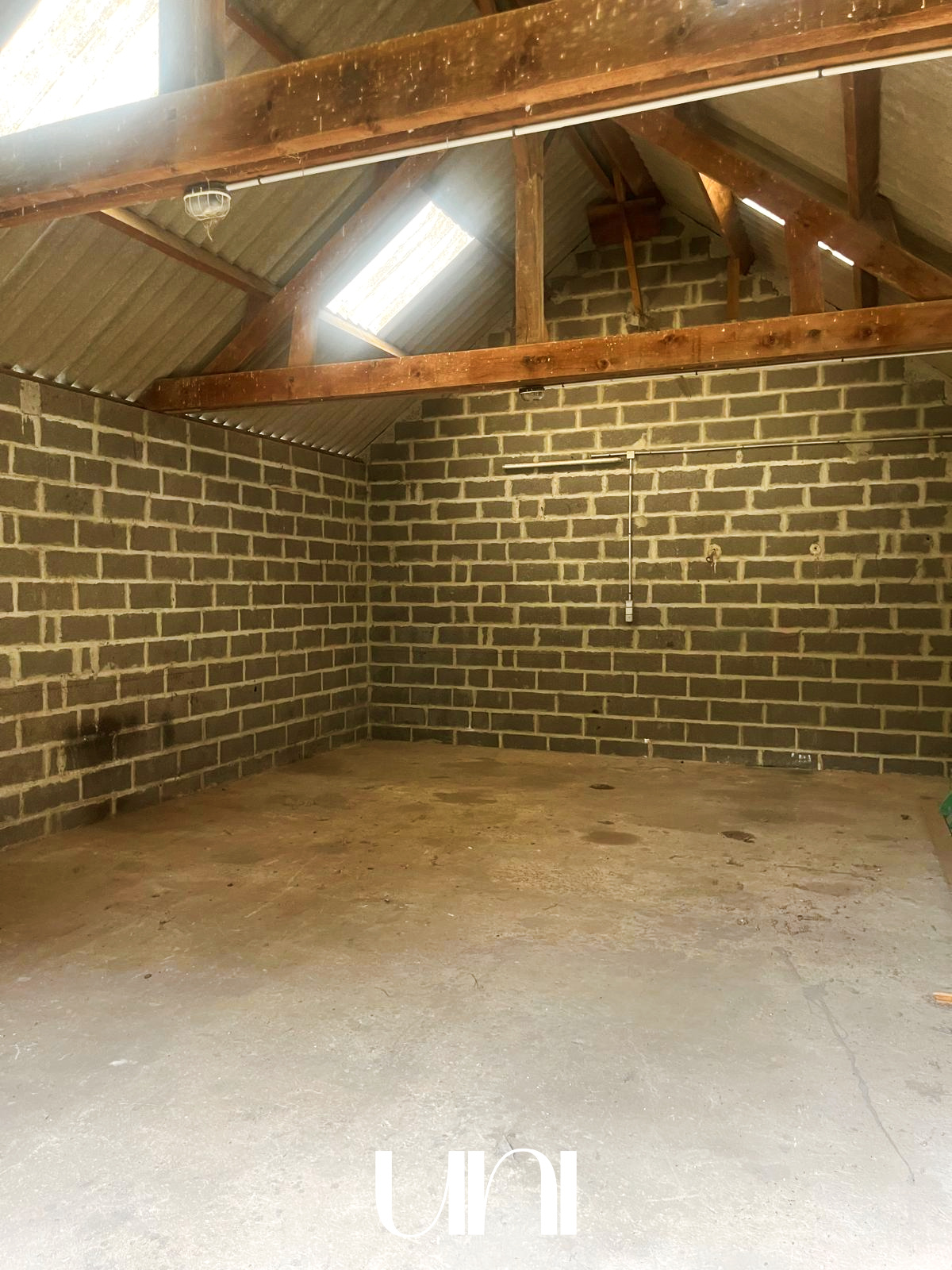 Terrain constructible de 891 m2 avec bâtiment de 60 m2 - PERIERS-SUR-LE-DAN