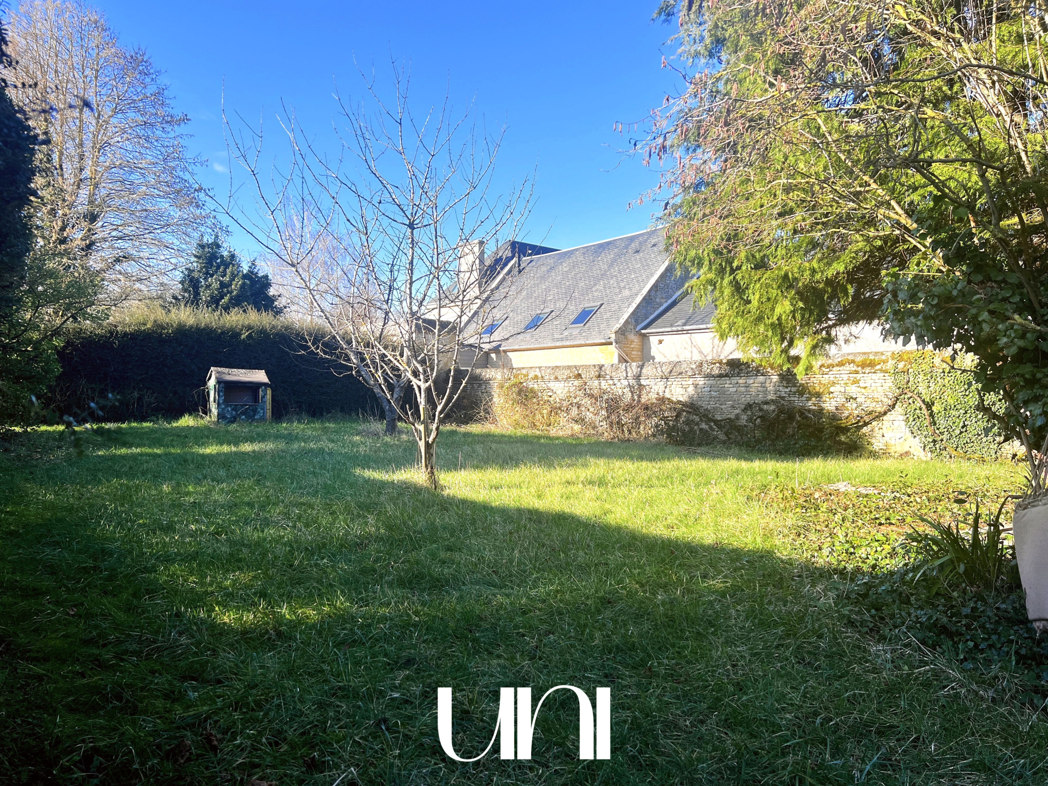 Bâtisses en pierre à rénover d'environ 100m2 sur une parcelle de 680m2