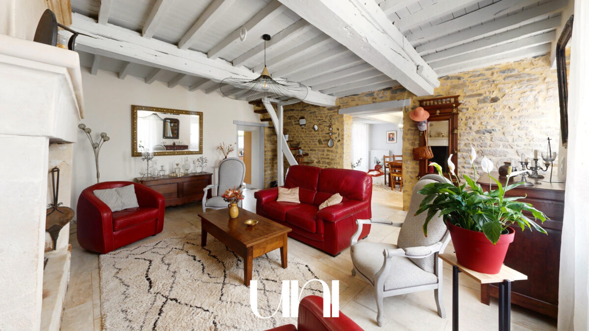 Maison 7 pièces de 209m2 sur un terrain de 1854m2 à MAIZET