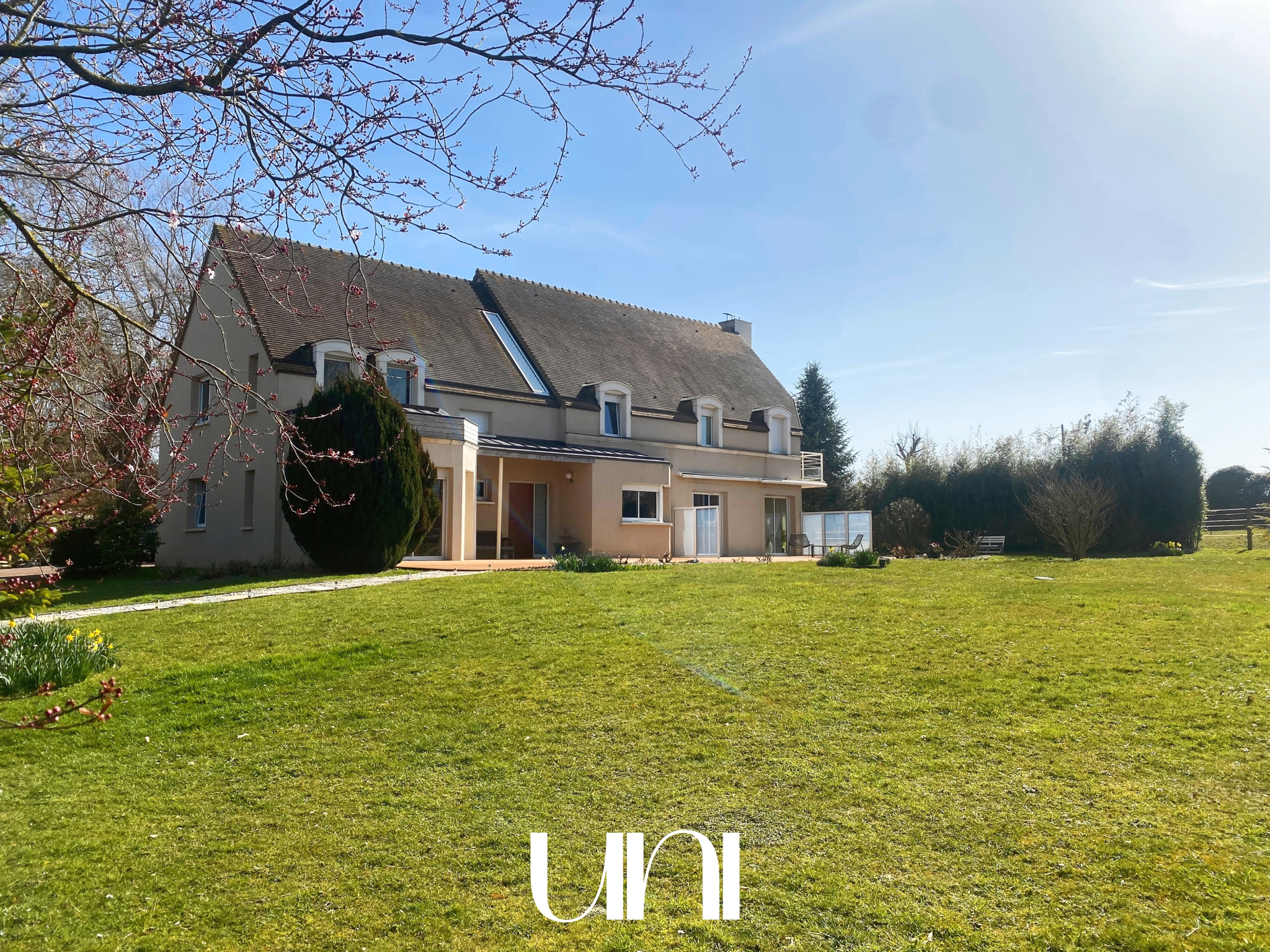 Magnifique maison T8 de 347m2 sur un terrain de 5 690m2 avec acquisition possible d'un terrain de 1.2 ha !
