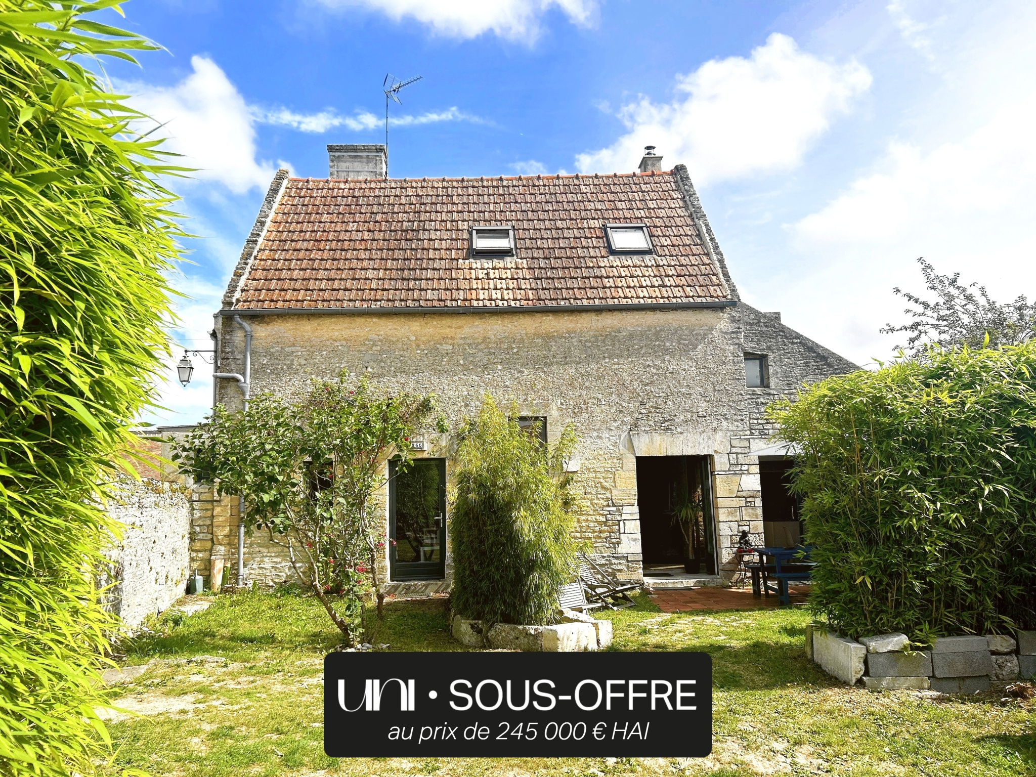 Charmante maison en pierre 103 m2 dans le coeur du bourg de Creully.