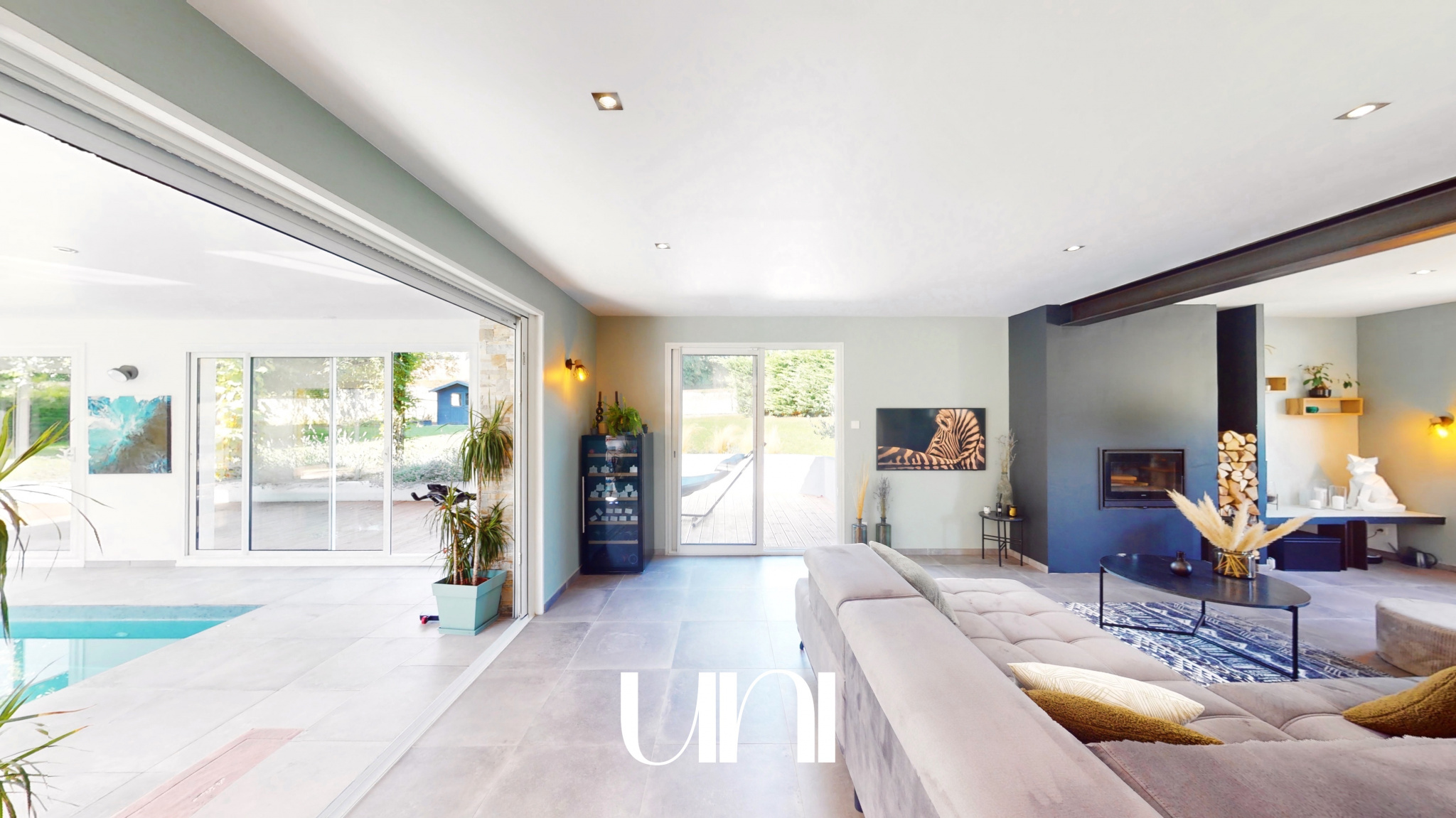 Maison F7 de 257m2 avec piscine intérieure sur terrain de 2047 m2