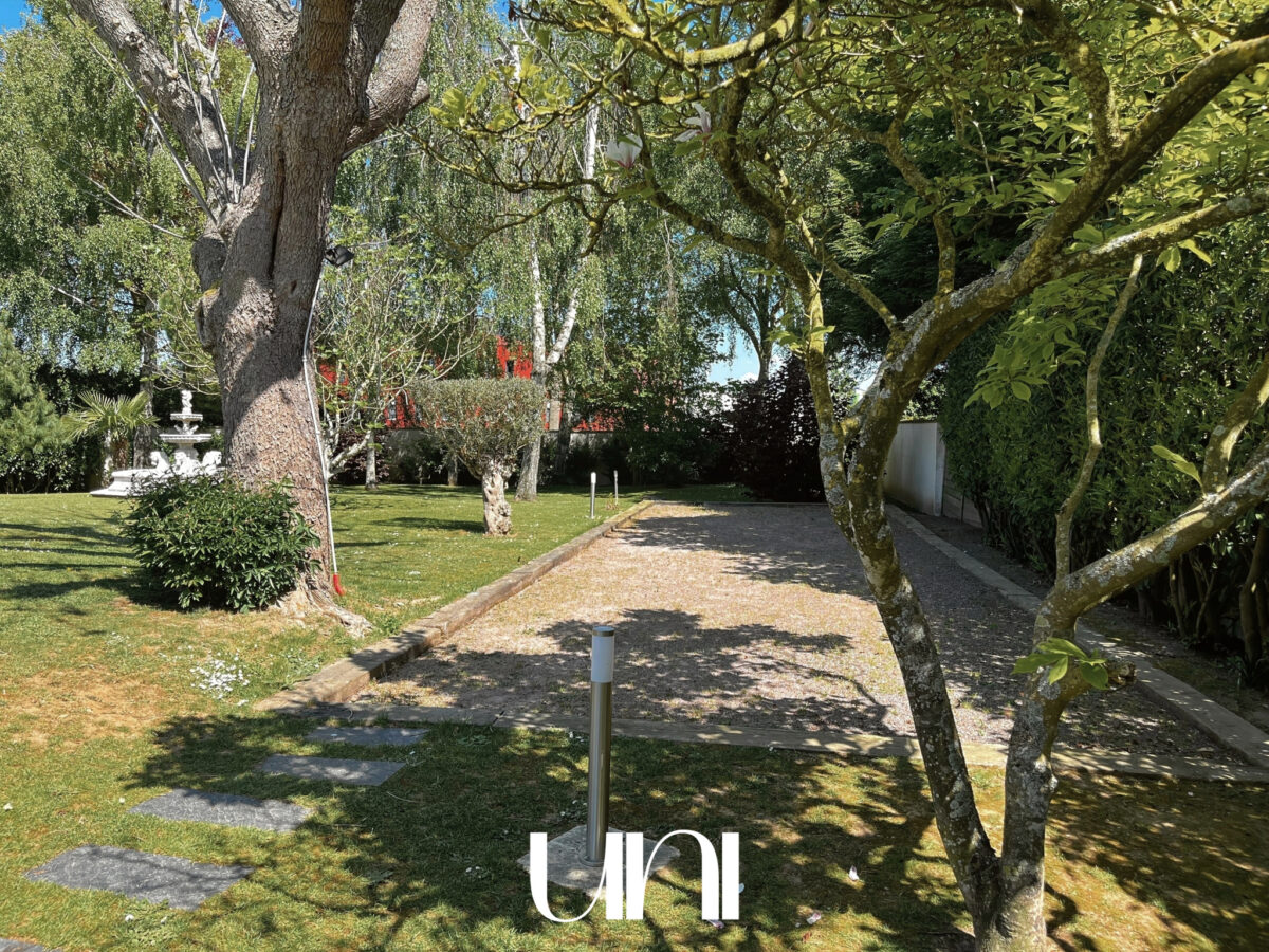 Belle maison T7 de 250 m2 sur 2000 m2 de terrain avec piscine et jacuzzi