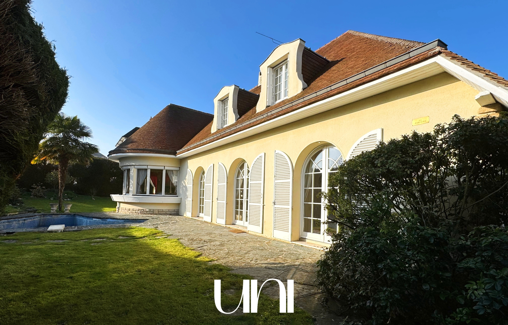 Maison T10 de 300 m2 avec piscine et terrain de 1056 m2