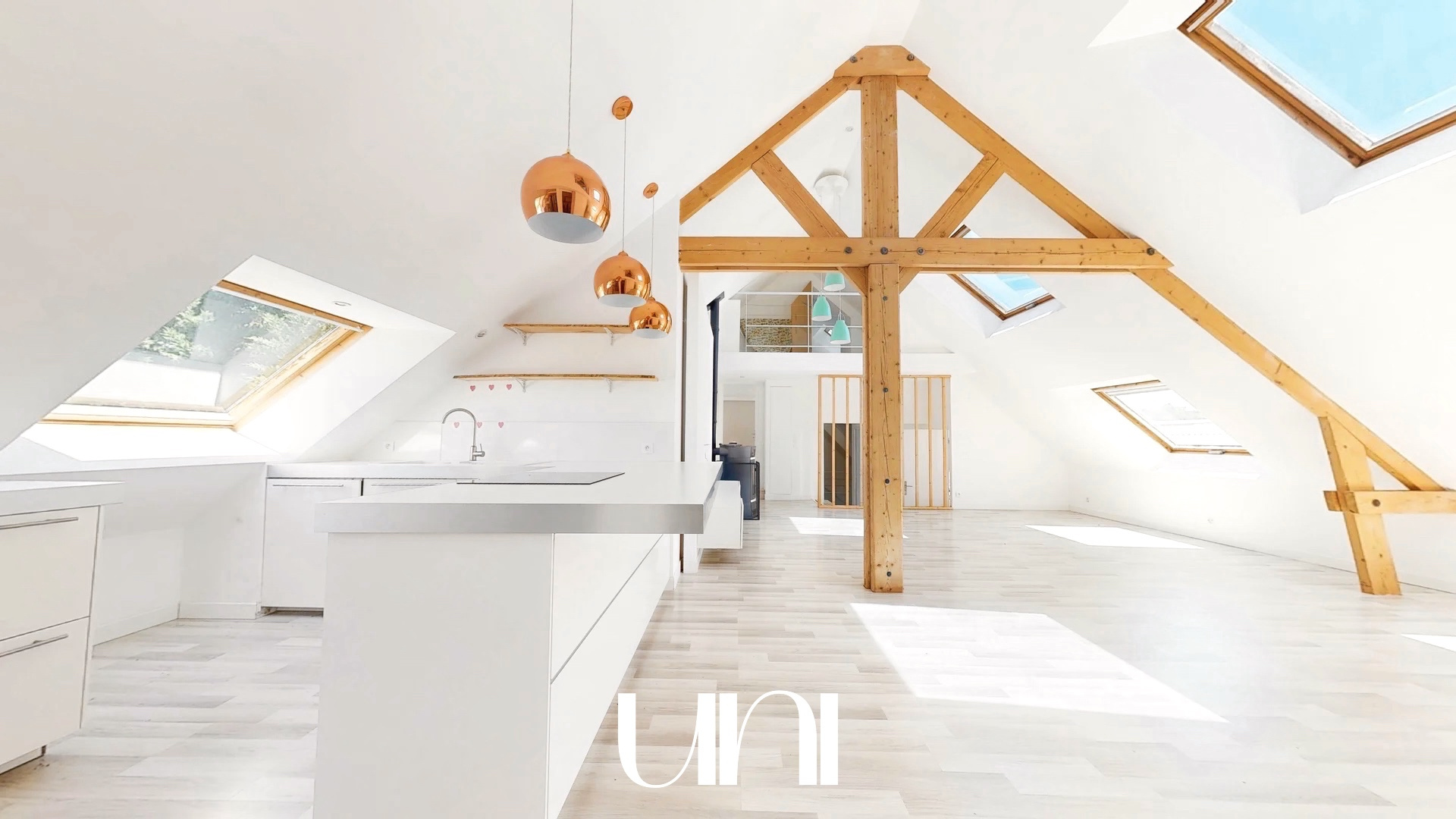 Ensemble immobilier de 200m2  avec locaux commerciaux, entrepôts et loft à Bourguebus