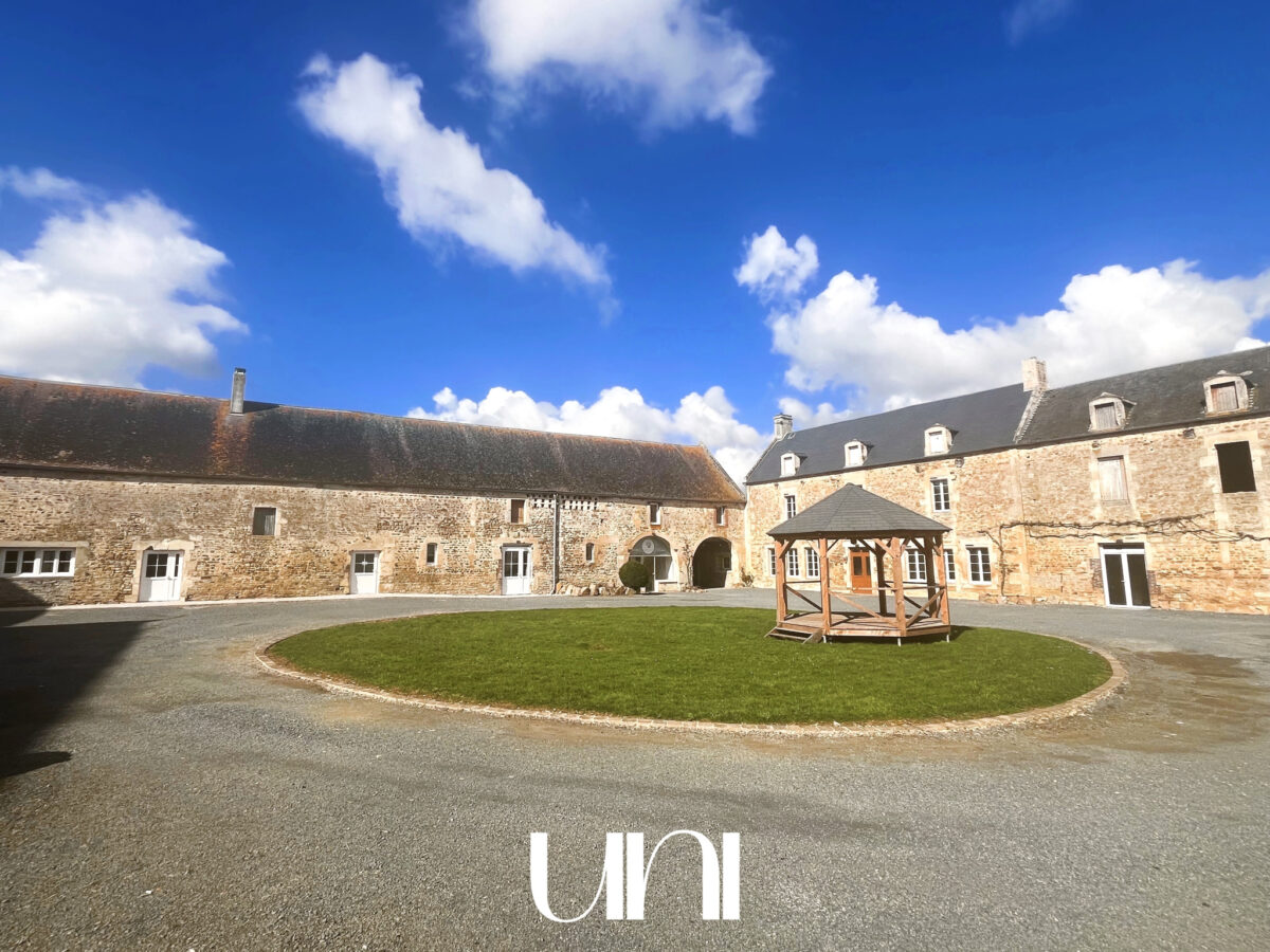 Propriété de 480m2 sur une parcelle de 9797m2 à SAINT-GERMAIN-LE-VASSON