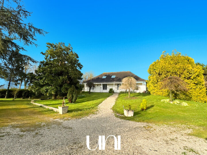Magnifique maison T5 de 148m2 sur son terrain de 2700m2.