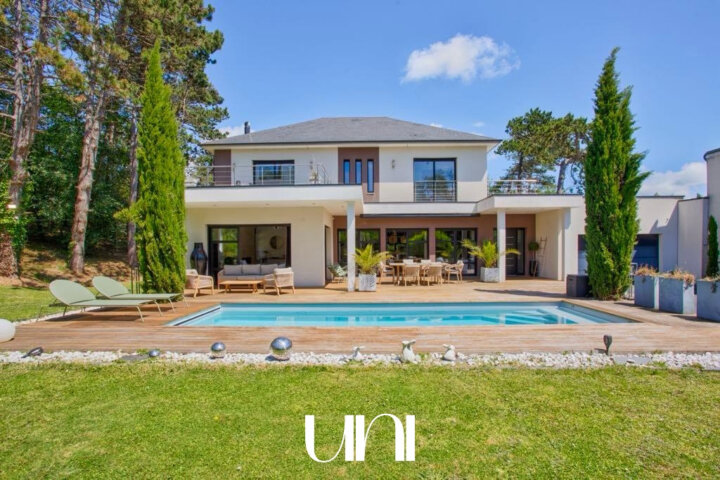 Maison T8 de 240m2 sur terrain de 1917 m2 - LE HOME VARAVILLE